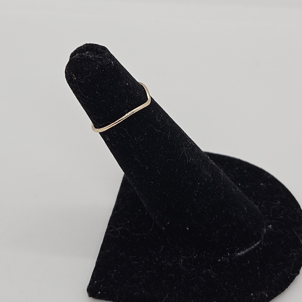 thin gold tone ring with chevron point size 3.25 - Picture 2 of 4